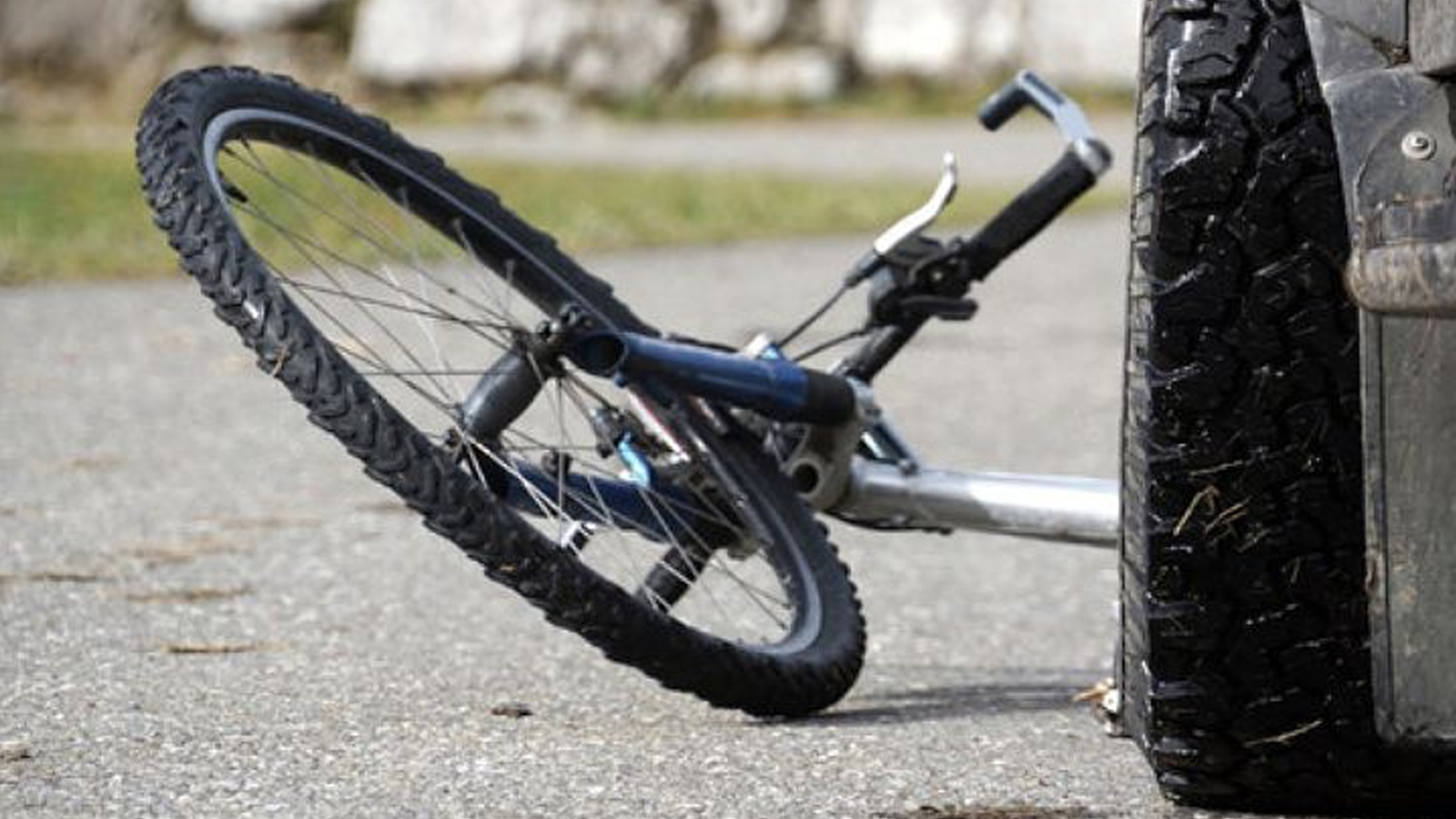В Череповце иномарка сбила велосипедиста: мужчина впал в кому