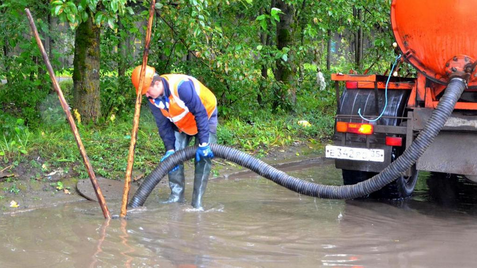 Коммунальщики начали откачку дождевой воды с улиц Вологды