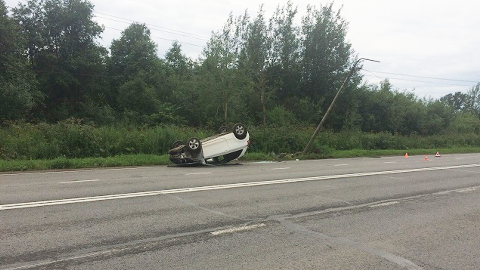 На Северном шоссе в Череповце иномарка врезалась в столб, а затем перевернулась
