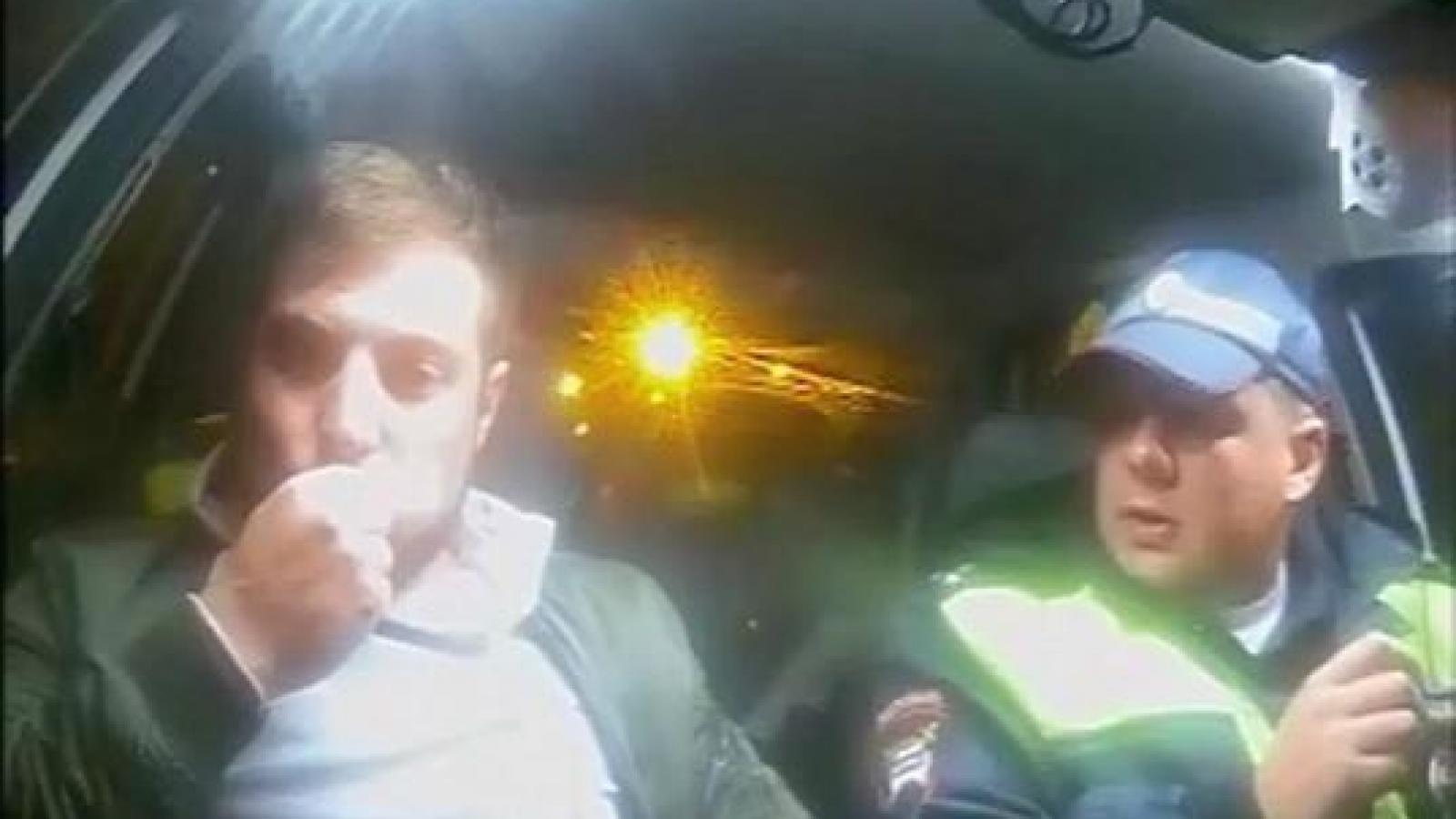 Пьяный водитель пытался съесть права в патрульном автомобиле