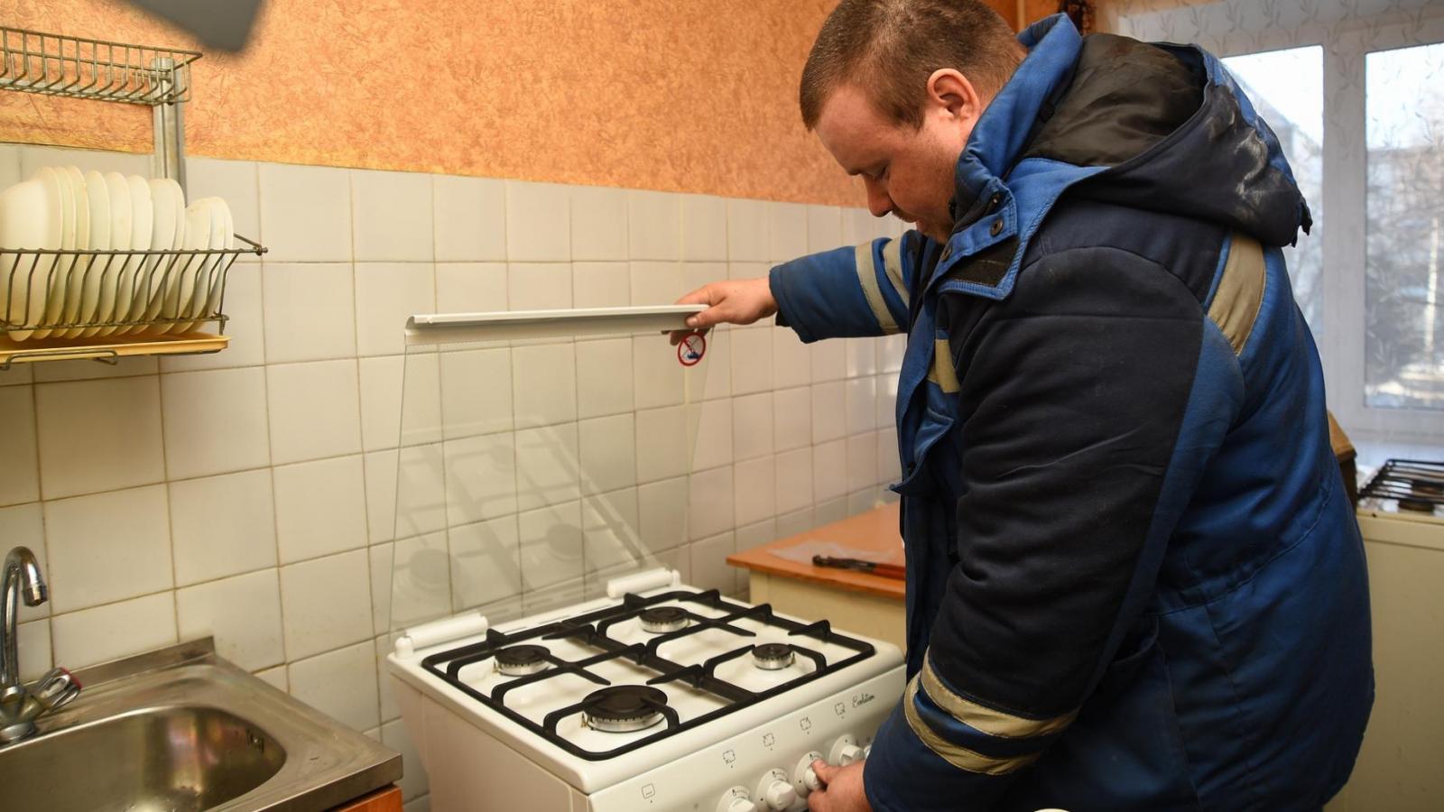 В квартирах ветеранов ВОВ в Вологде начали устанавливать газовые плиты
