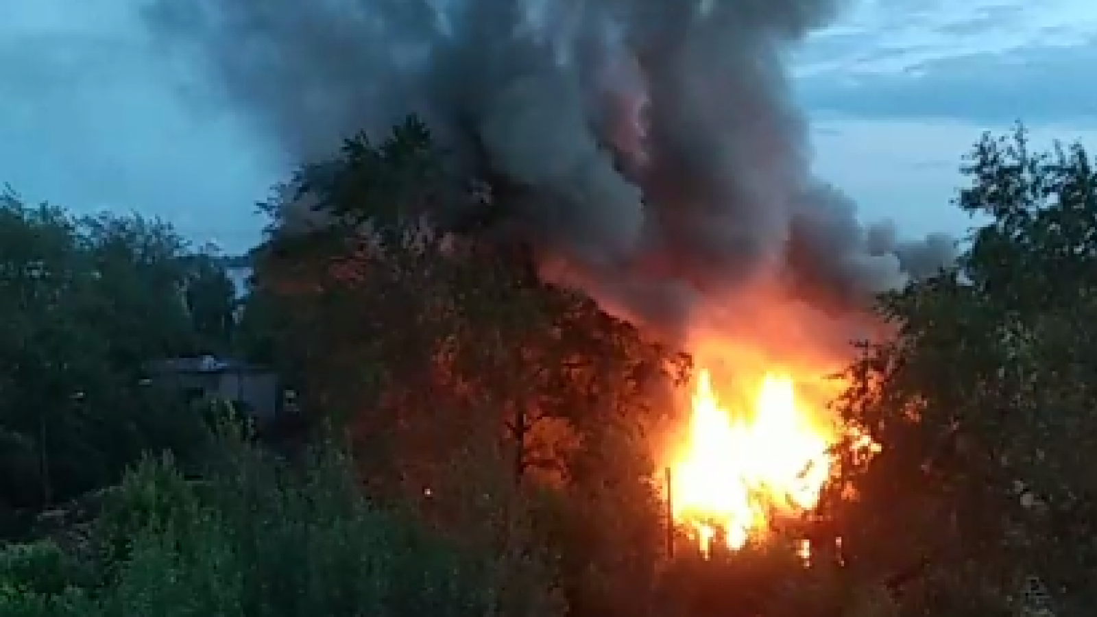 На Набережной VI армии сгорел деревянный дом