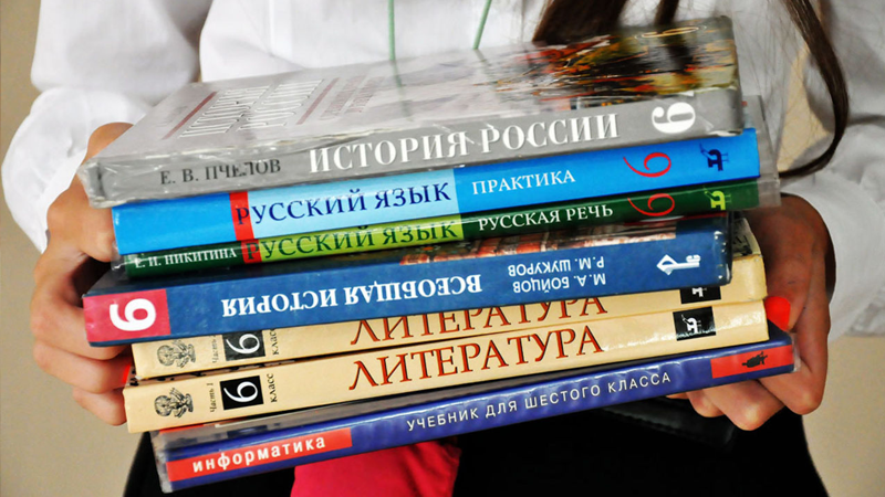На обеспечение школ области учебниками выделено 103 миллиона рублей