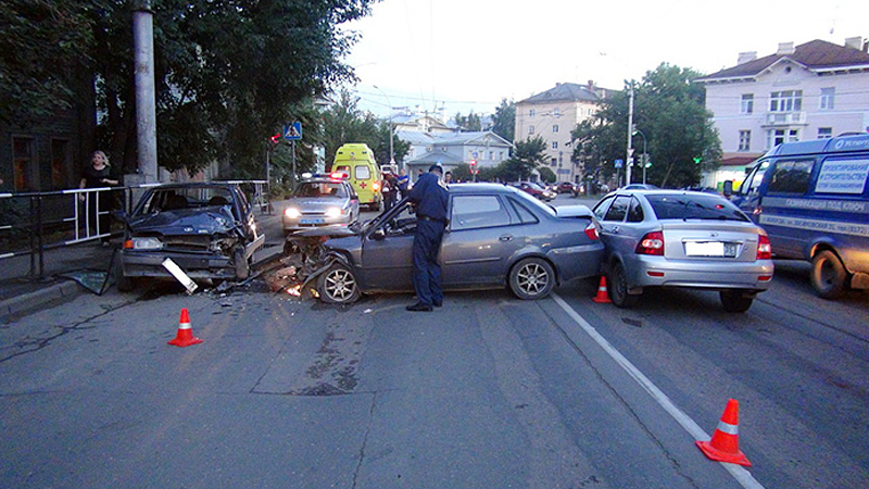 Авария с участием трех машин произошла вчера вечером в Вологде