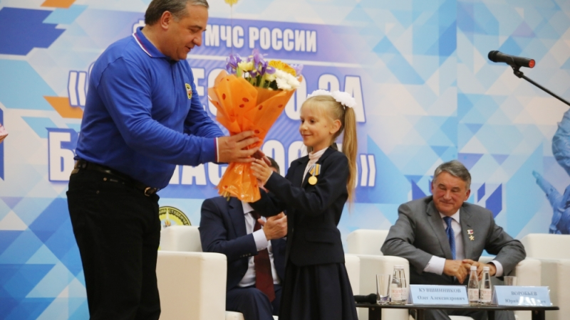 Юную кирилловчанку наградили медалью МЧС