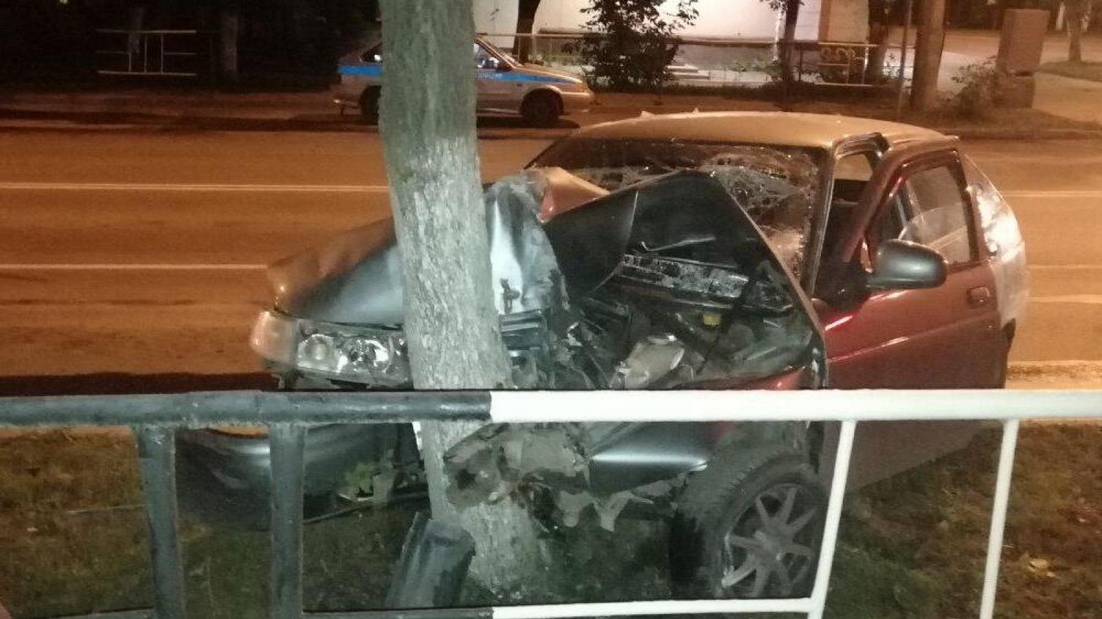 Автомобиль потерял управление и врезался в дерево 