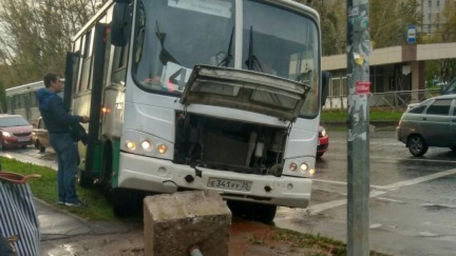 Череповецкий автобус с пассажирами снес дорожный знак