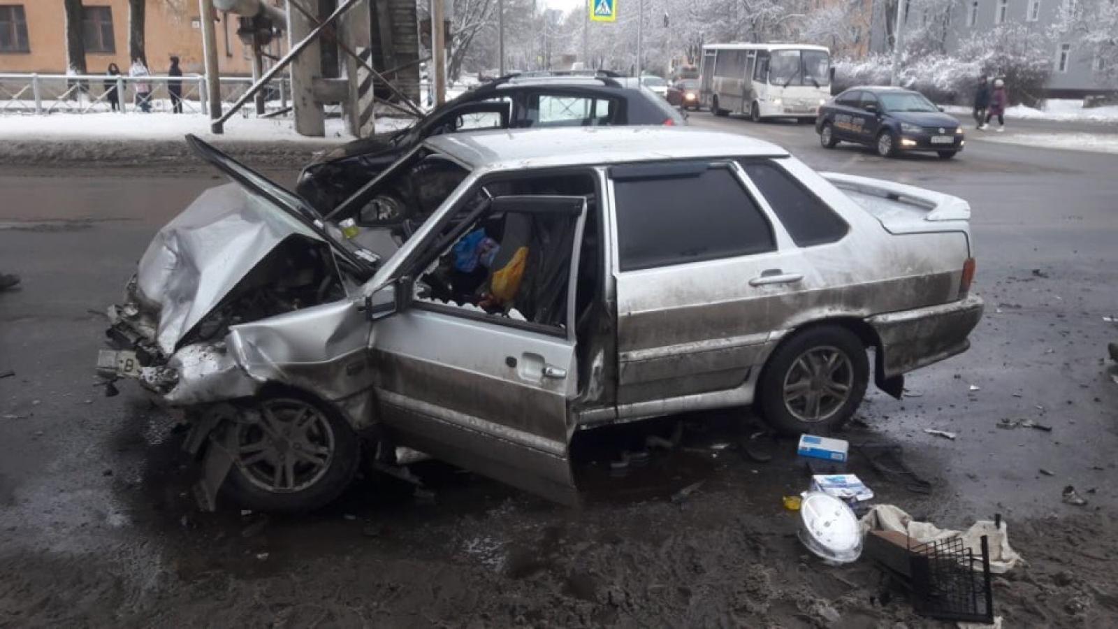 ДТП в Вологде: 2 машины не поделили дорогу