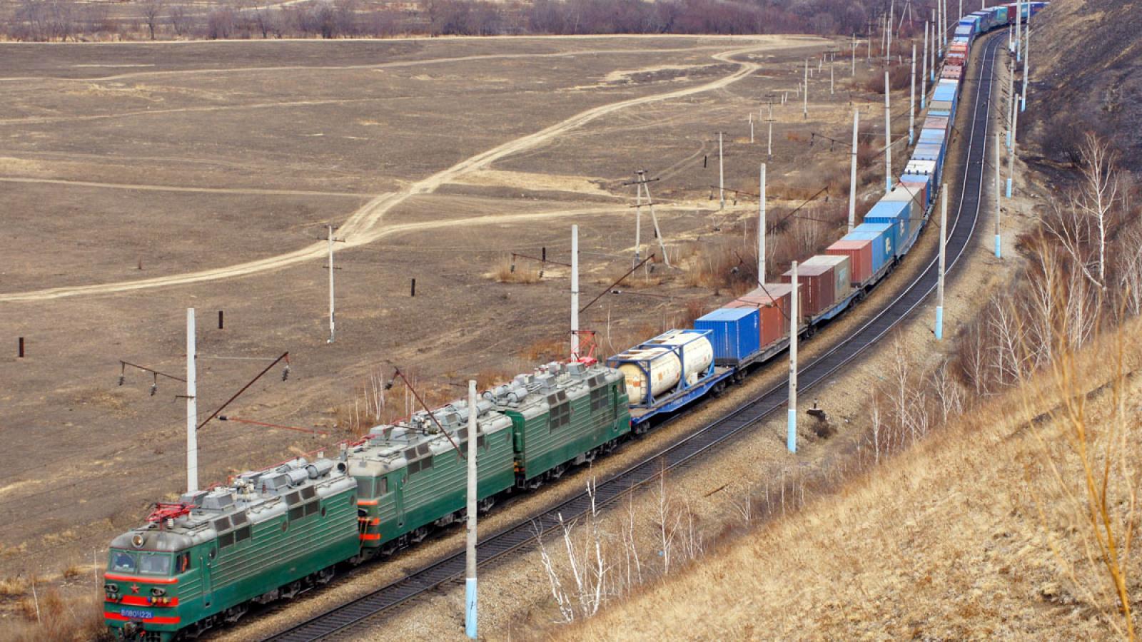 Движение товарных поездов. Грузовой поезд вл80с 1915. Вл80с-1221. Вл 80 контейнерный поезд. Вл80 Узбекистан.