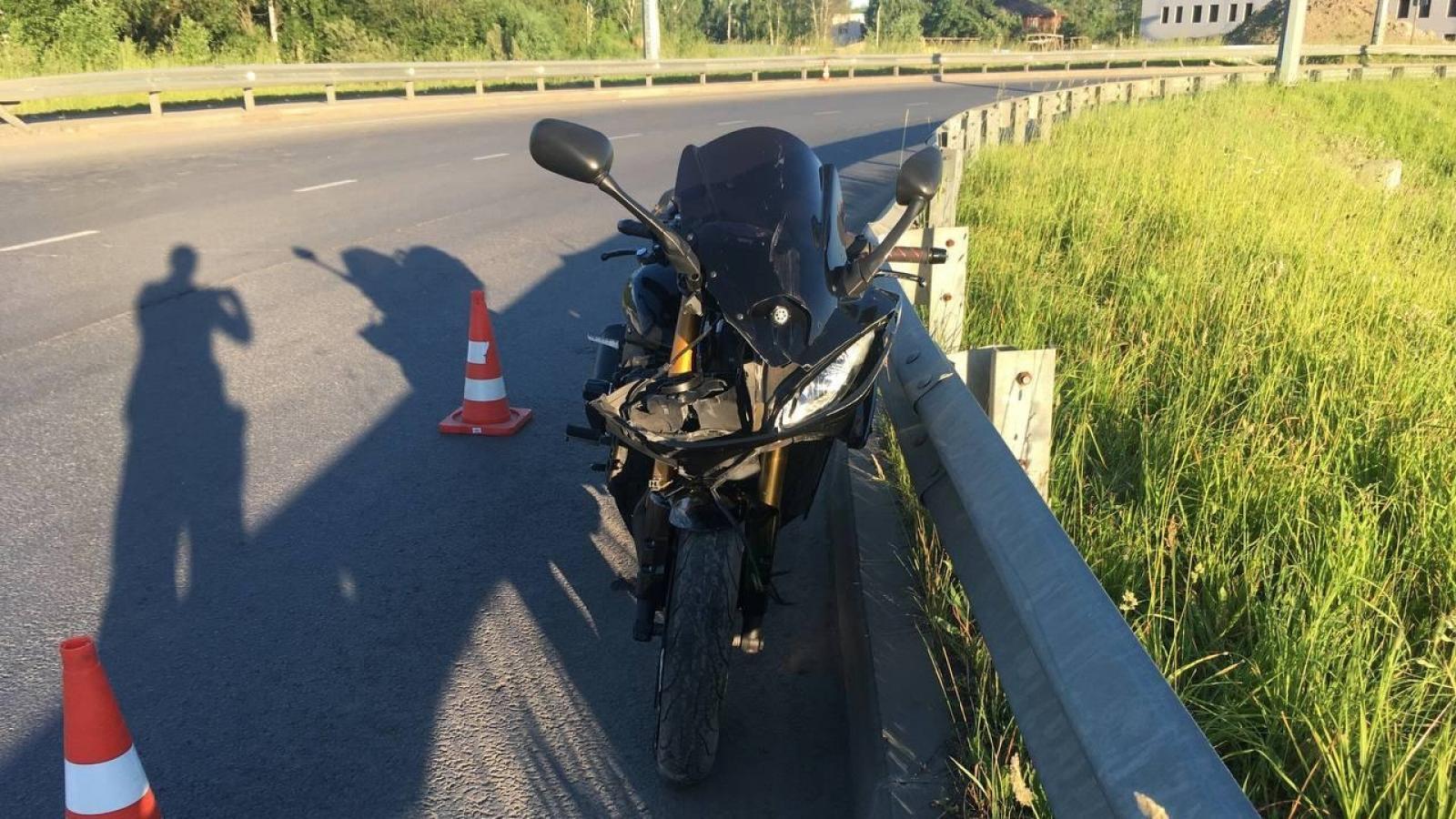 Мотоциклист влетел в отбойник на Белозерском шоссе