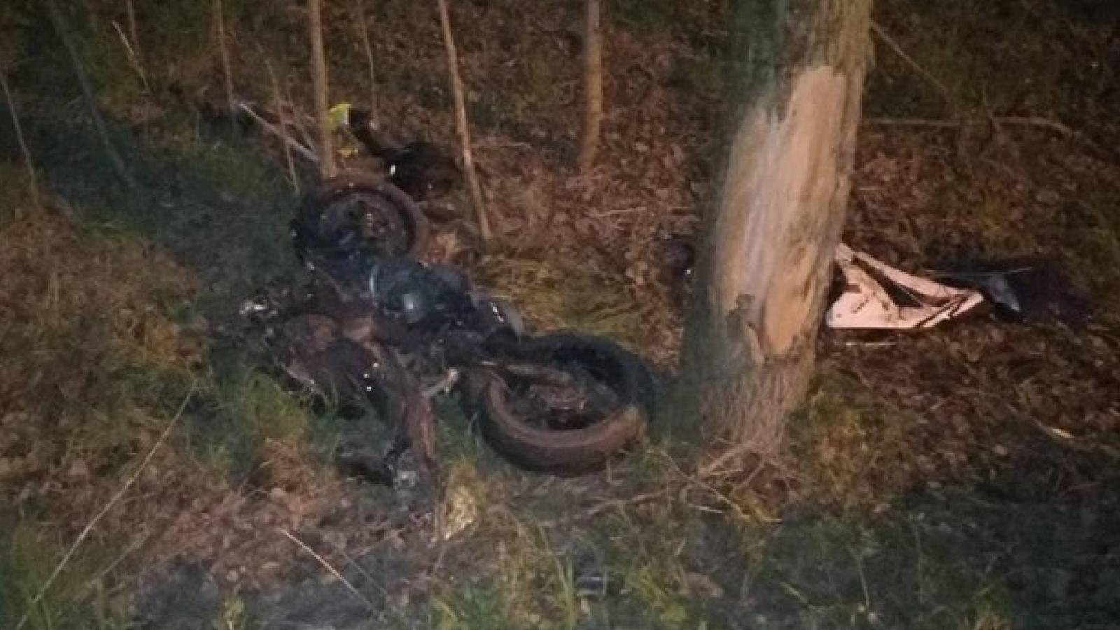 Юный мотоциклист разбился о дерево