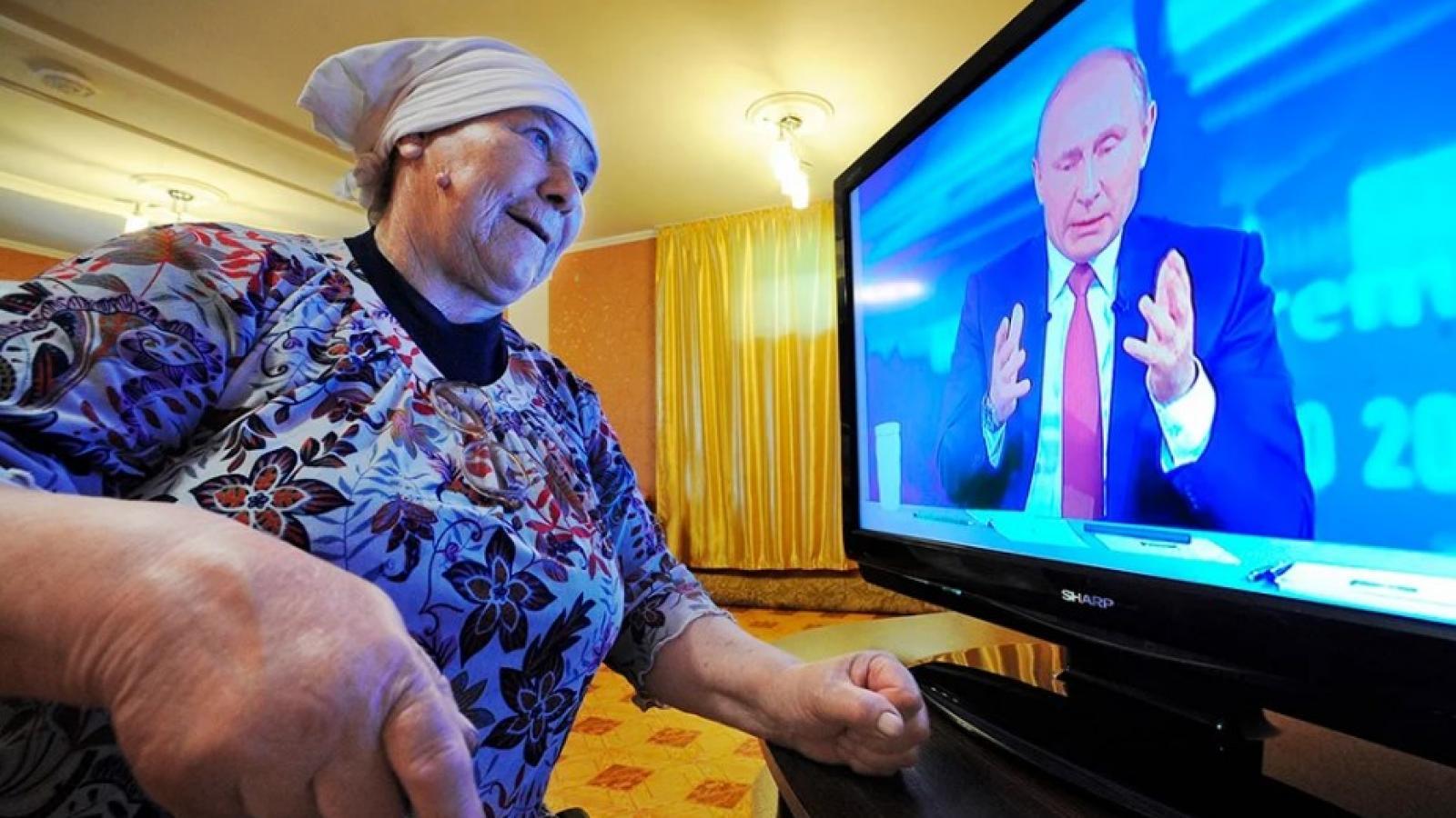 Людей канал поиск людей. Старушка у телевизора. Бабушка за телевизором.