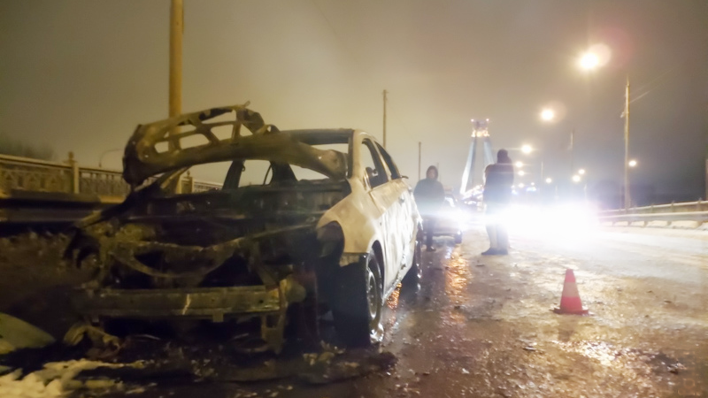 В Череповце на Октябрьском мосту сгорел автомобиль 