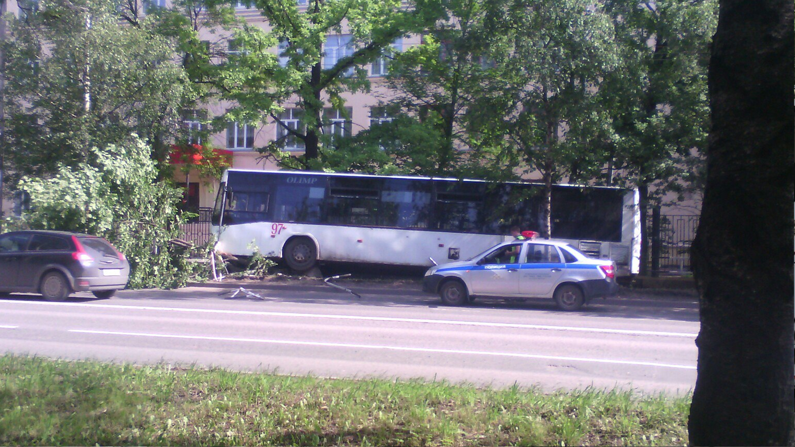 На улице Горького рейсовый автобус вылетел на тротуар: есть пострадавшие