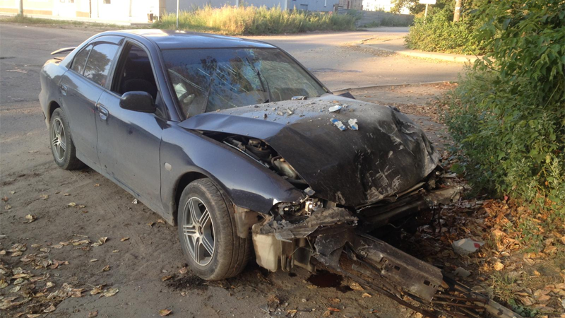 Пьяный водитель иномарки протаранил бетонный забор в Вологде