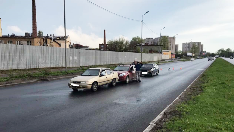 В Череповце по вине автолюбителя без прав столкнулись три машины