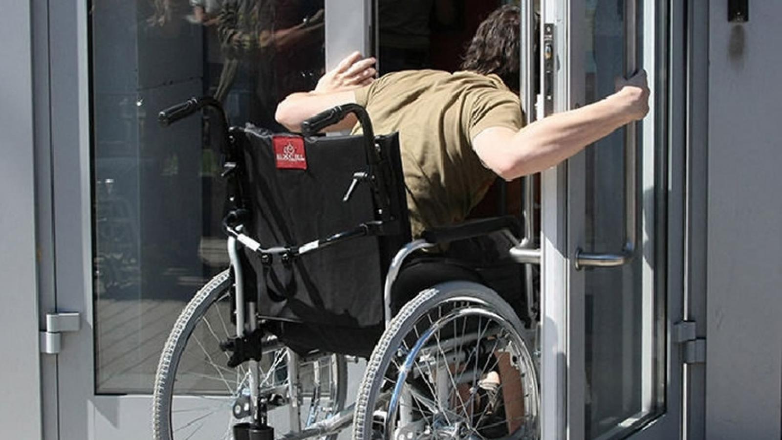 Недоступная среда: магазину придется заплатить инвалиду за слишком узкую дверь