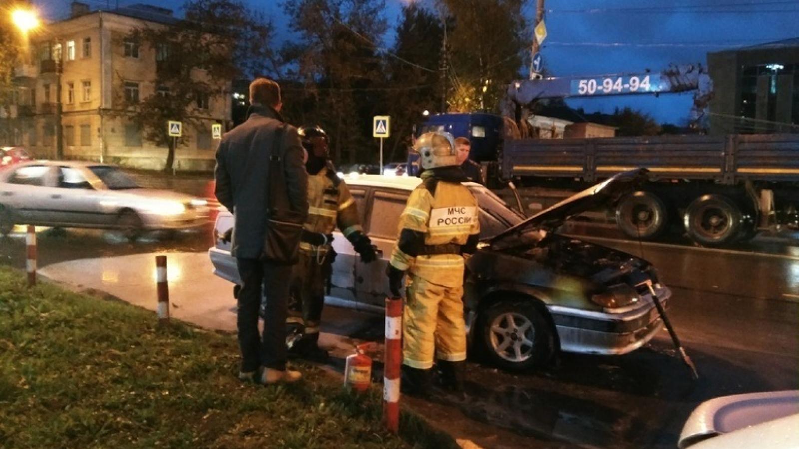 В центре Вологды горел автомобиль: водитель сбежал