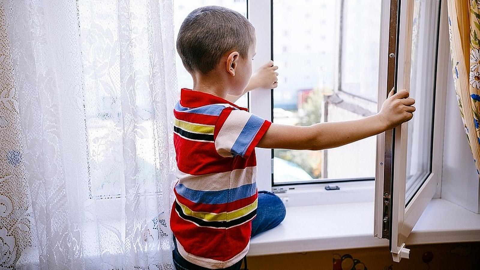 6-летний мальчик мог выпасть из окна в Вологде