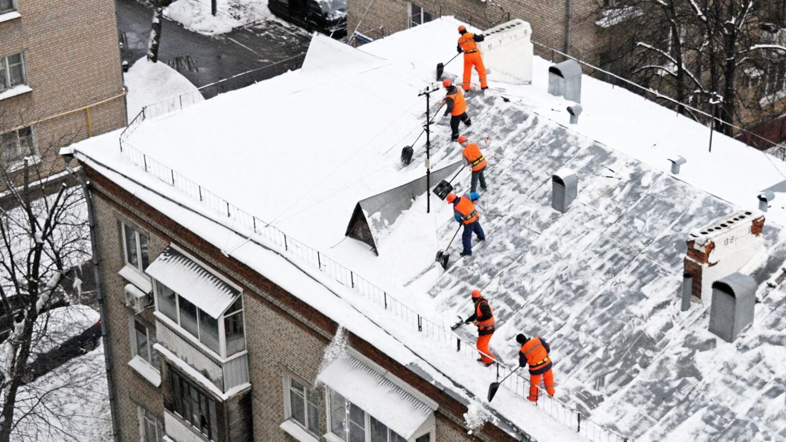 Выявлены десятки нарушений по уборке снега с крыш в Вологде
