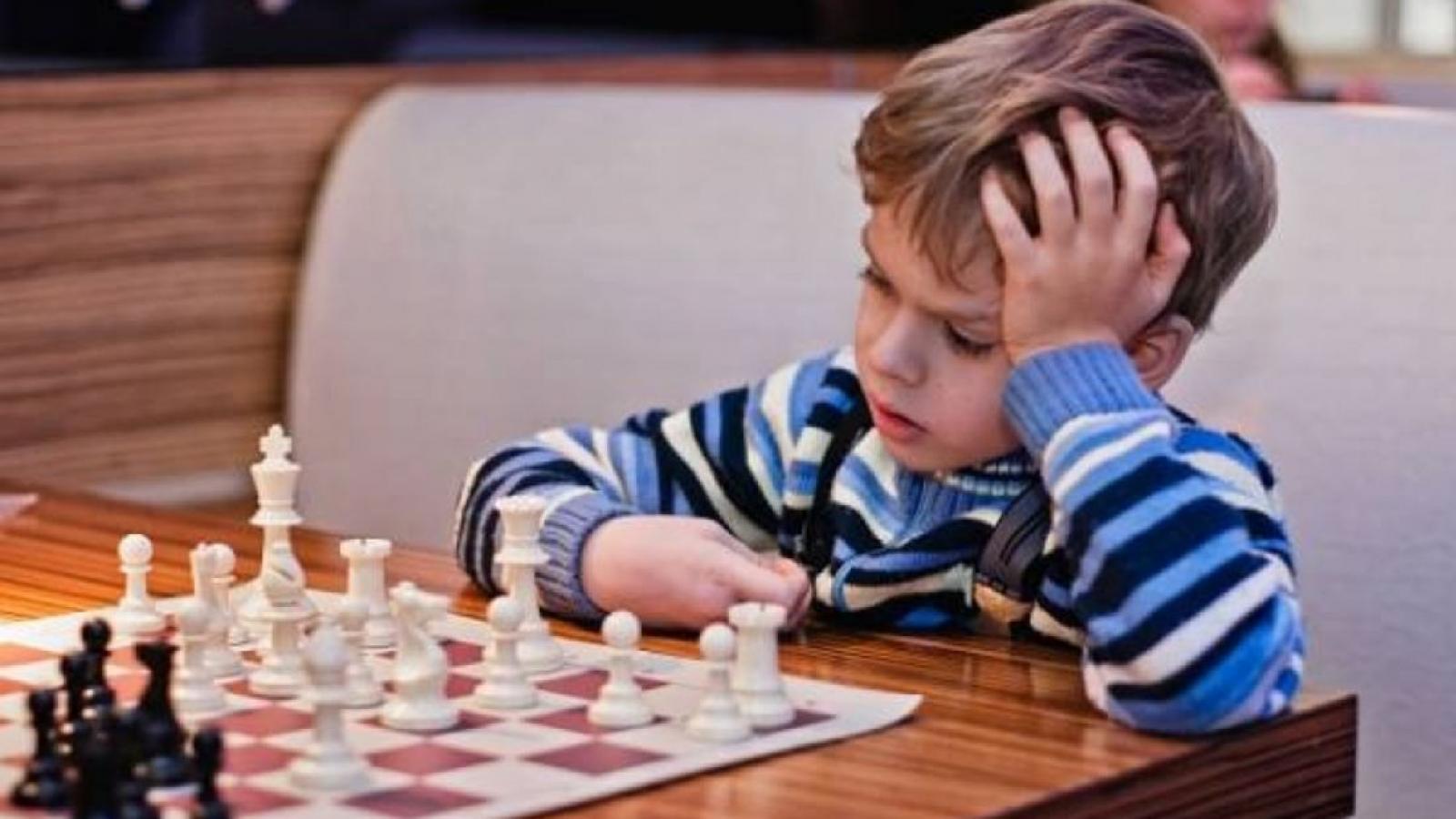 Терпение для ребенка. Шахматы для детей. Дети играют в шахматы. Ребенок шахматист. Мальчик с шахматами.