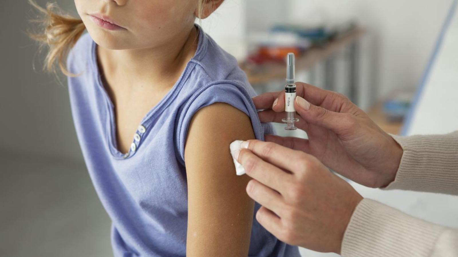 Вакцину от коронавируса исследуют на детях от 6 до 11 лет