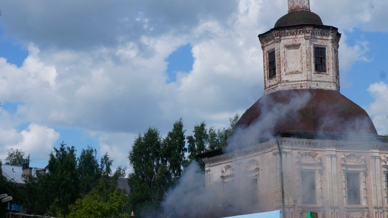 В центре Вологды загорелась недействующая церковь