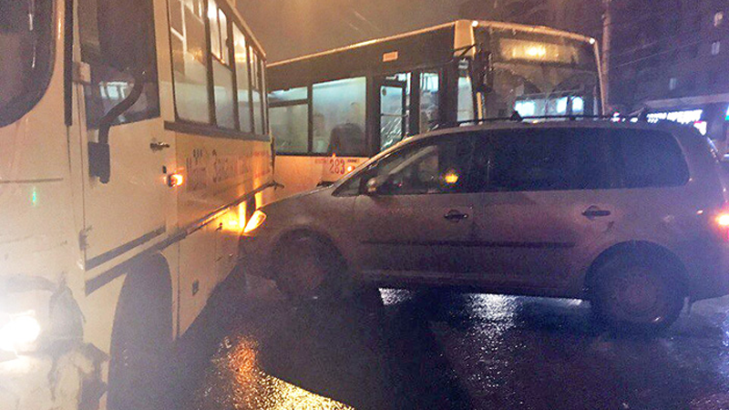 Три автобуса и иномарка столкнулись сегодня утром на перекрестке улиц Мира и Герцена 