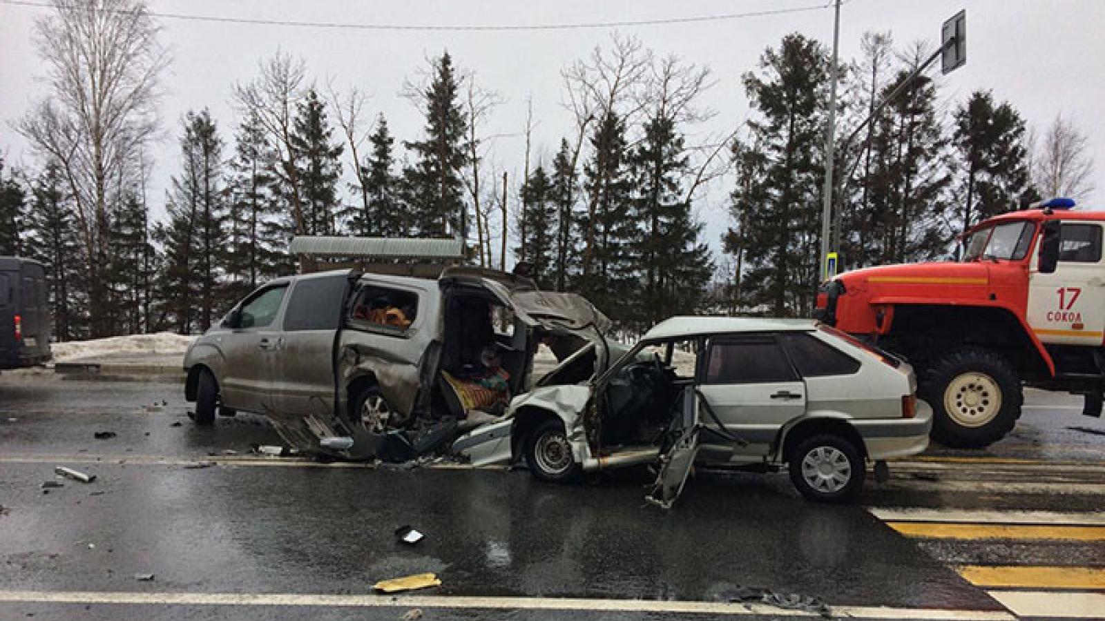 Три автомобиля столкнулись на трассе в Вологодской области