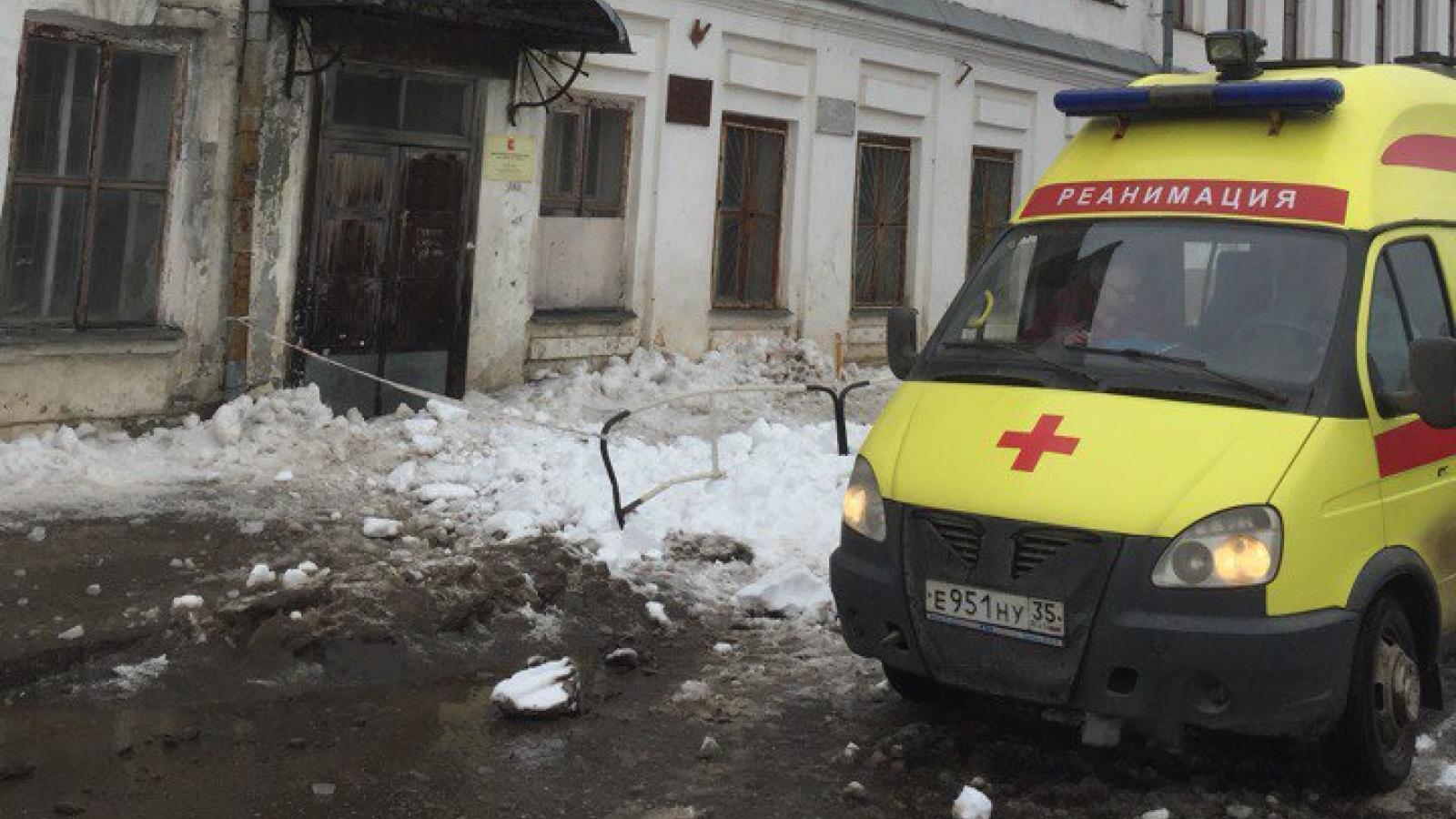 Глыба льда упала на ребенка в Вологде