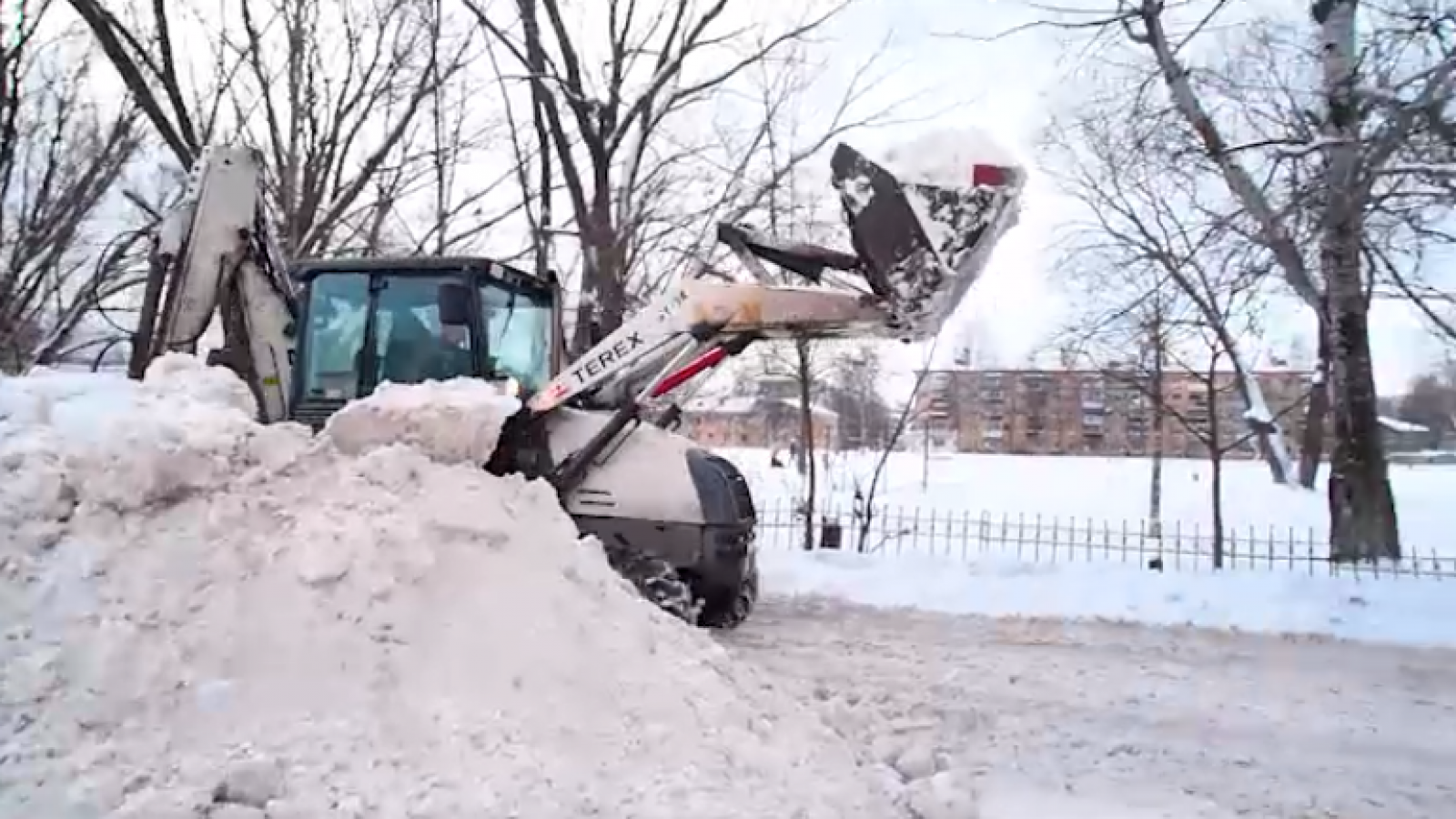 Сотни жалоб на уборку снега поступают от вологжан