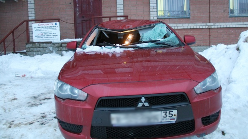 В Череповце ледяная глыба упала на припаркованный у подъезда автомобиль