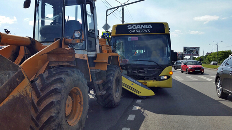 В Череповце автобус протаранил трактор: есть пострадавшие