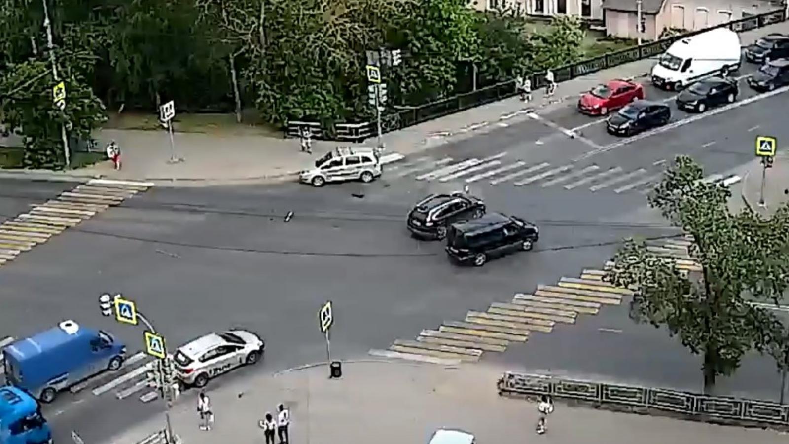 Лихач чуть не снёс пешеходов в центре Вологды