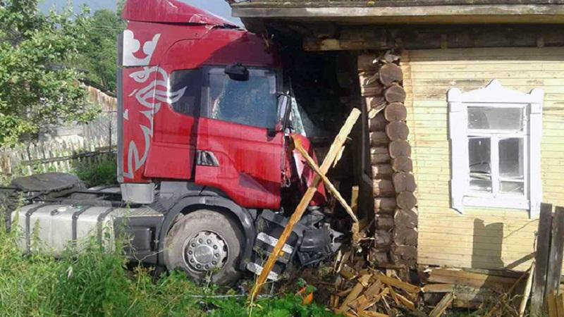В Вологодской области грузовик врезался в жилой дом