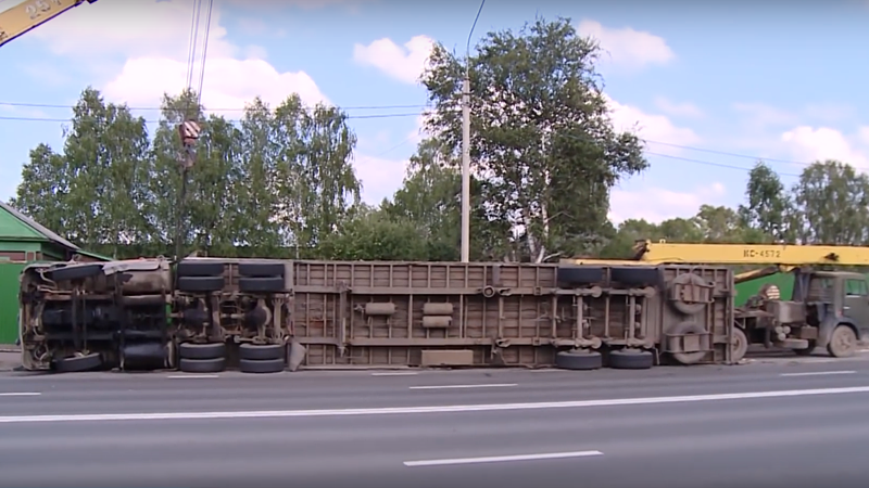 На улице Железнодорожной в Вологде перевернулся грузовик