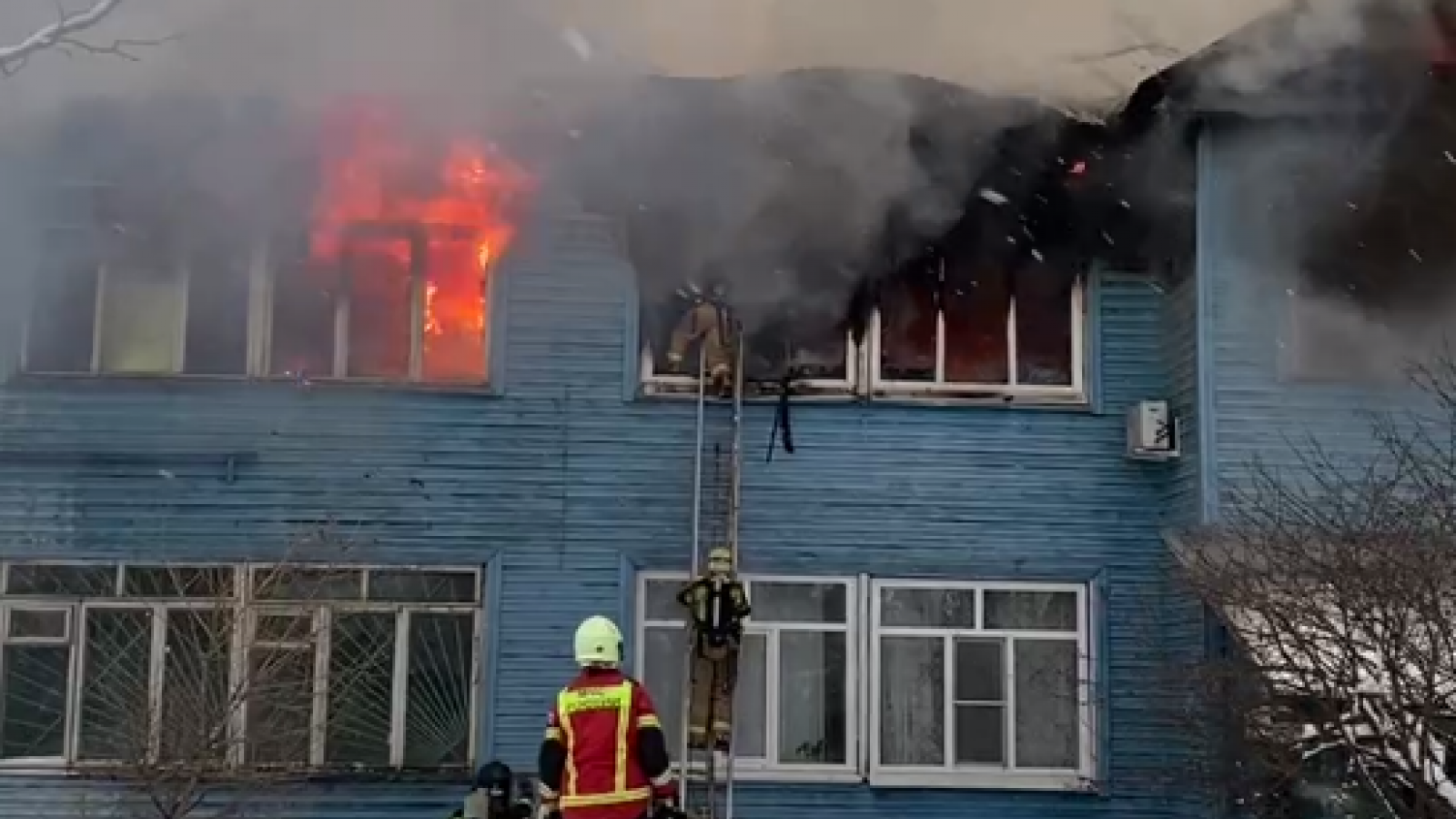 В Вологде загорелся многоквартирный жилой дом