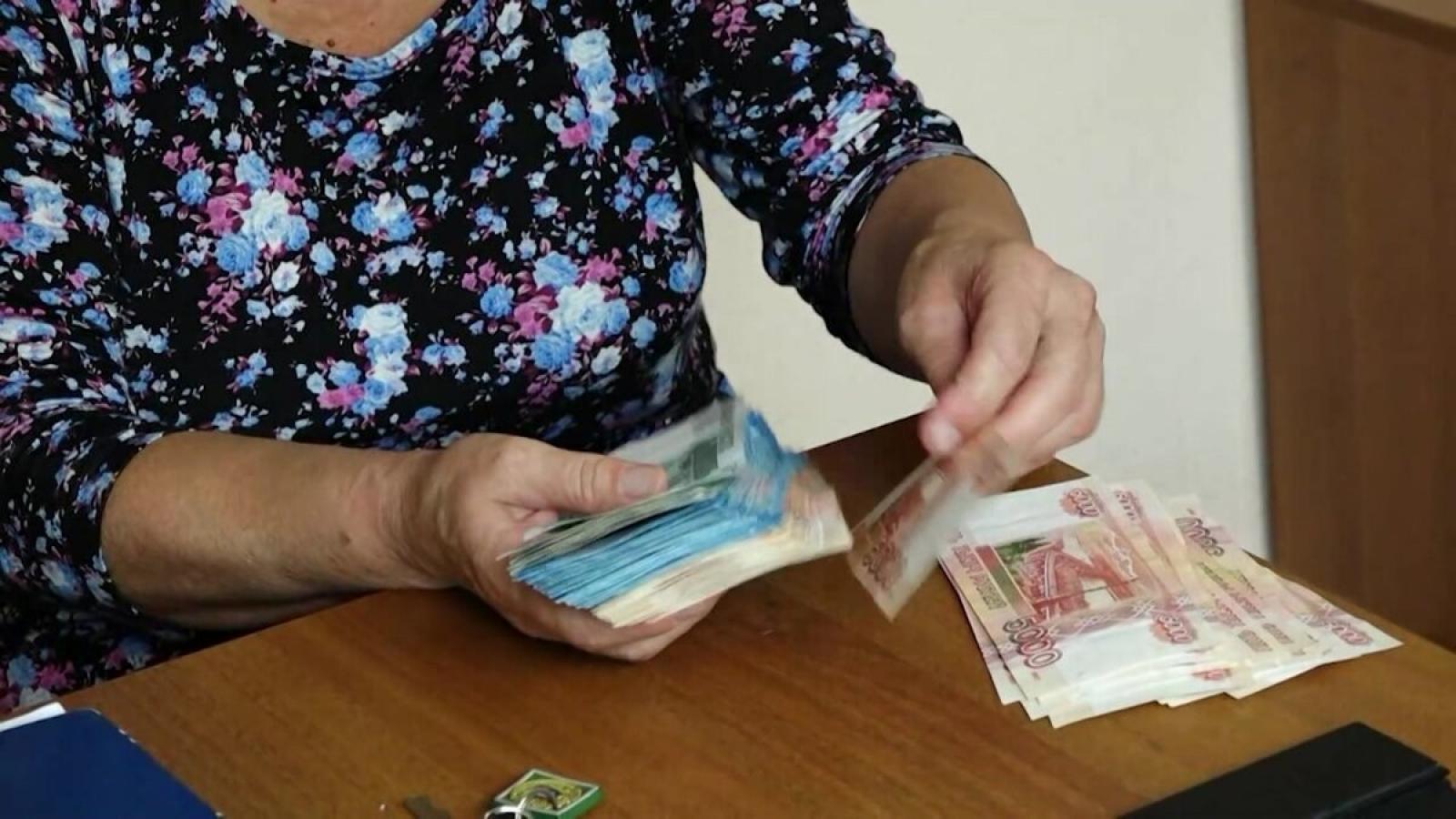 Вологжанка скинула с балкона 500 000 рублей