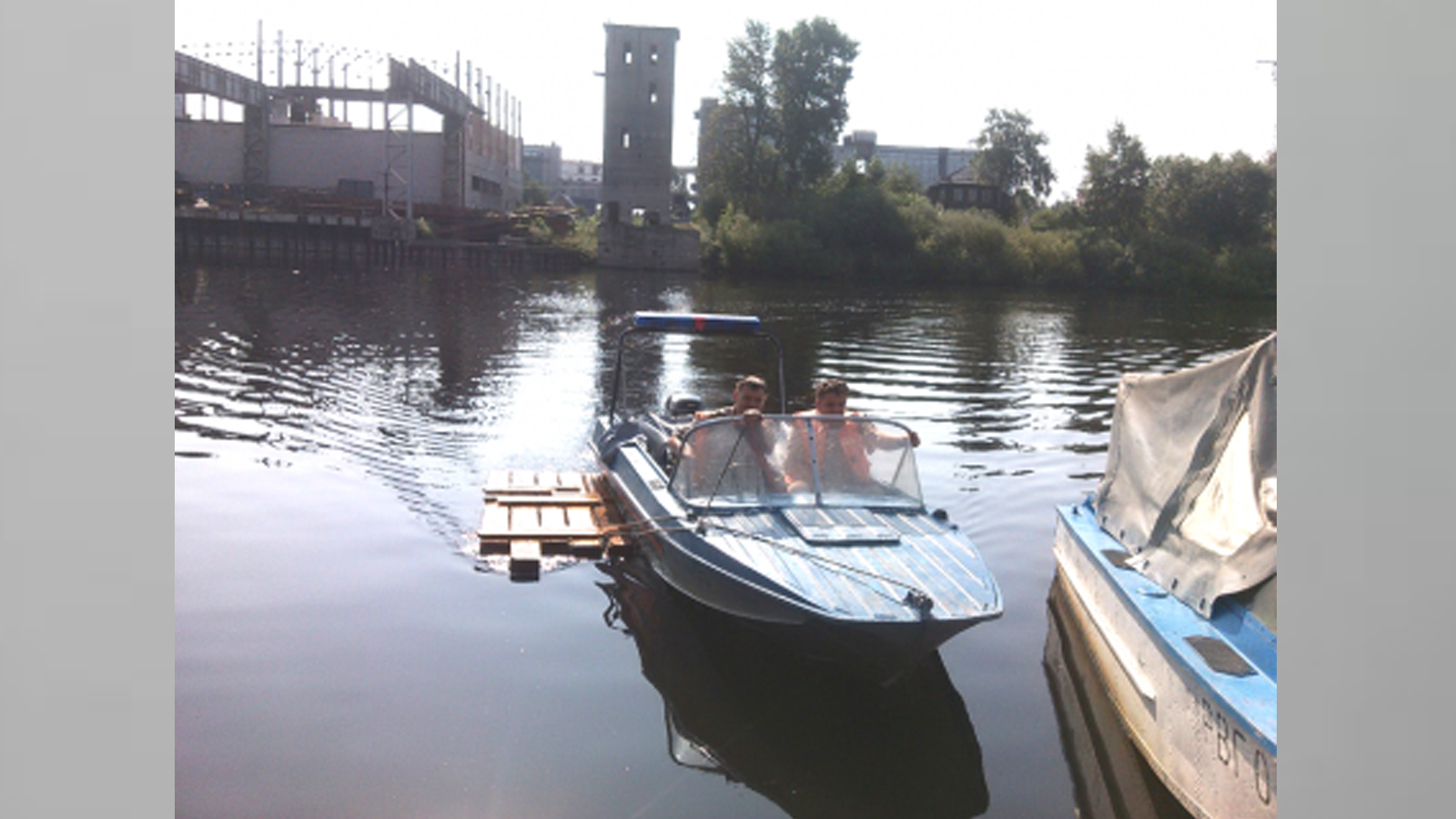Инспекторы ГИМС сняли с плота на реке Вологде трех мальчишек