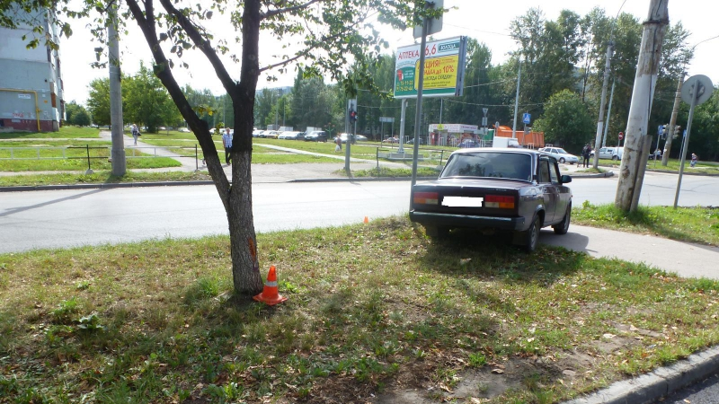  На Пошехонском шоссе в Вологде мужчина врезался дерево и погиб