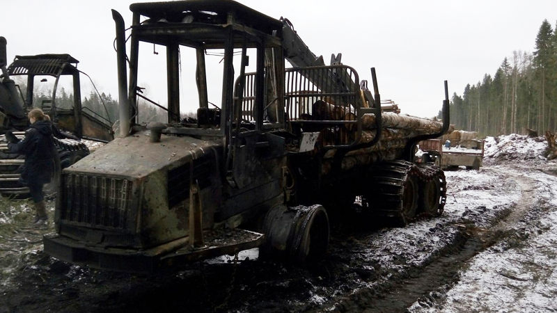 В Сокольском районе неизвестные сожгли лесозаготовительную технику