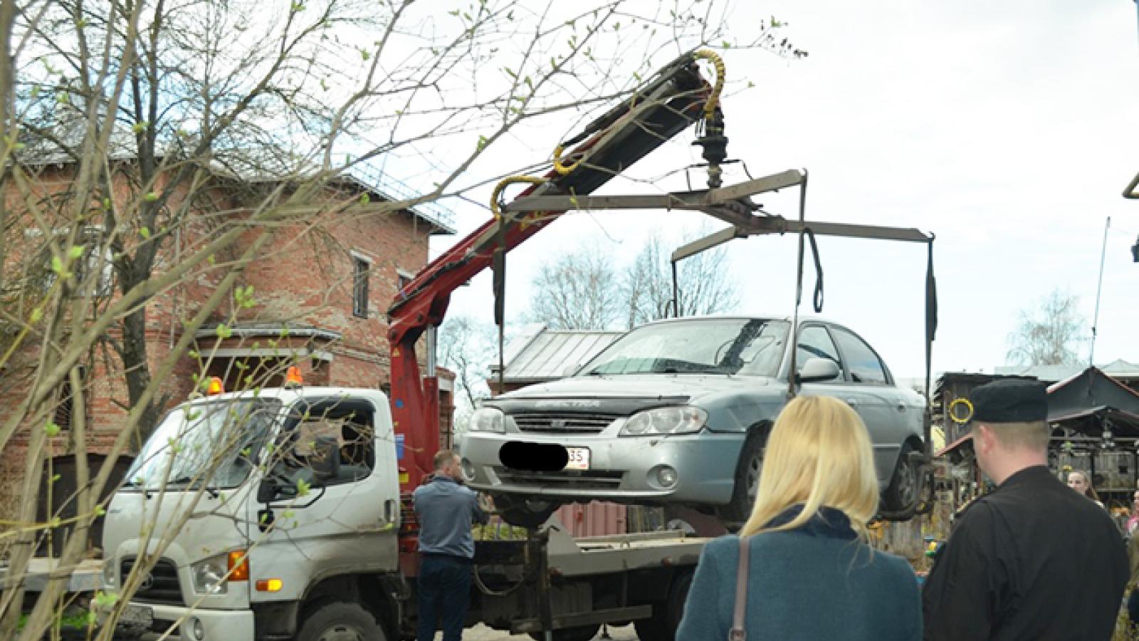  Три автомобиля арестовали судебные приставы в Вологде