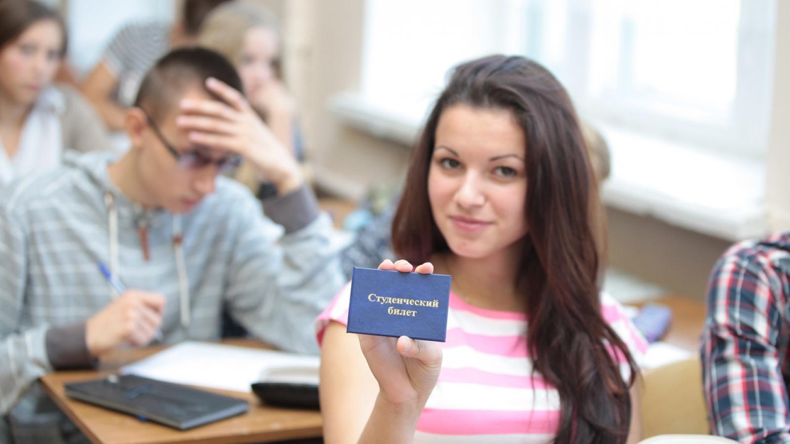 Студентом быть не просто. Зачетка студента. Студент показывает. Российские студенты с зачетками. Студент со студенческим билетом.