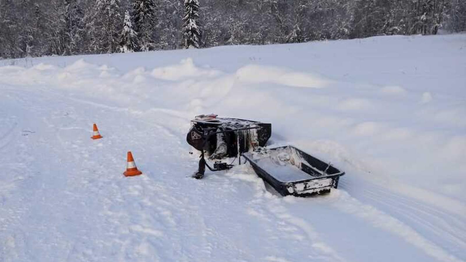 Мужчина на снегоходе попал под грузовик
