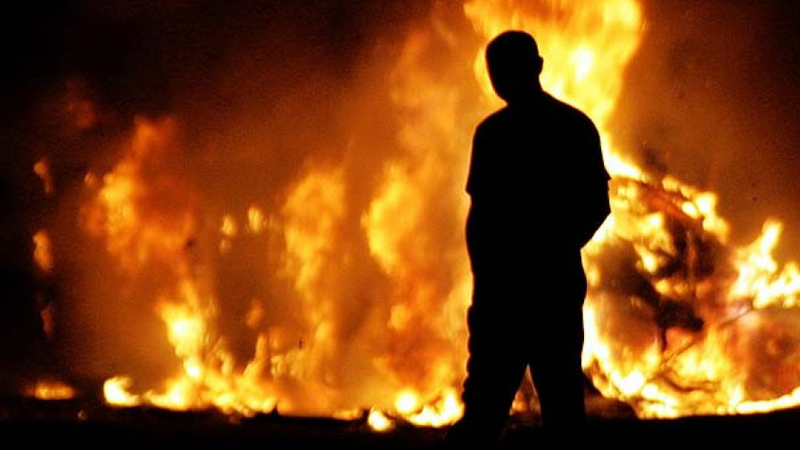 Житель Вологодской области облил бензином дом и сжег свою престарелую мать