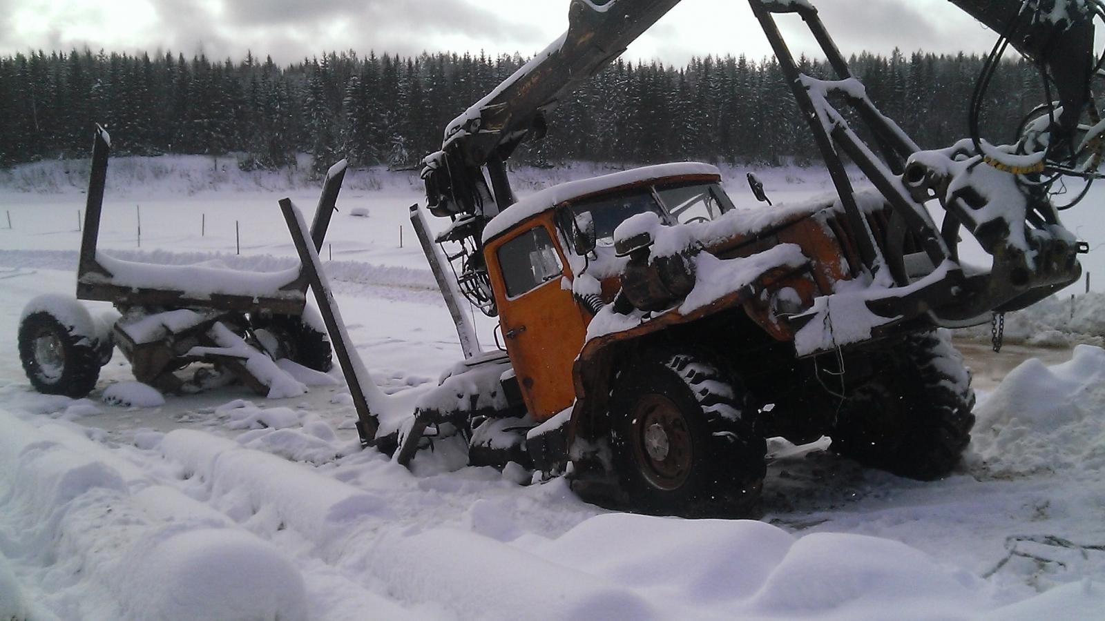 В Вологодской области лесовоз провалился под лёд
