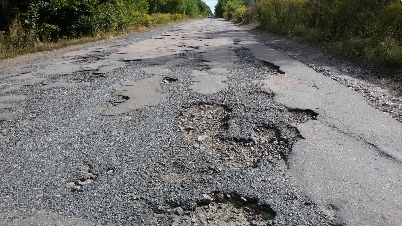 Плохое качество дороги. Плохие дороги. Плохая дорога. Разбитая дорога. Плохие дороги в России.