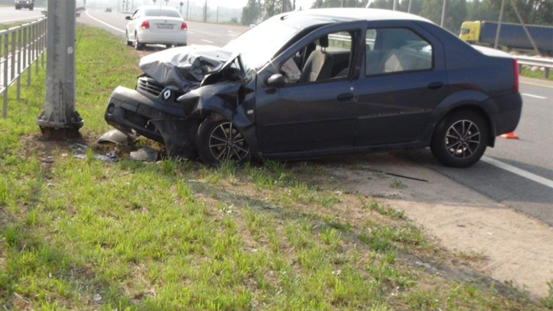 Автомобиль врезался в столб в Вологодской области
