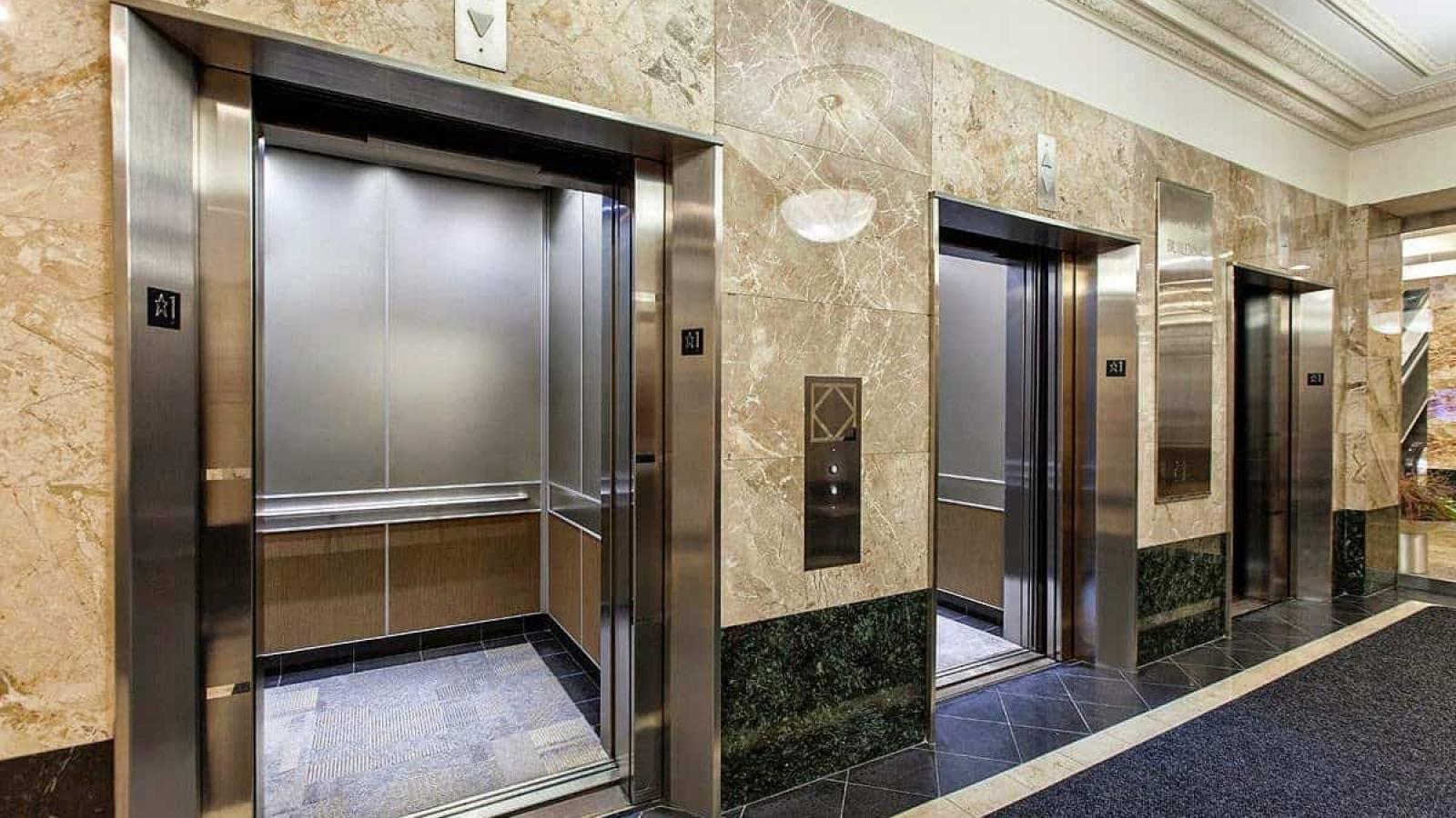 В Правительстве Вологодской области заменят 3 лифта