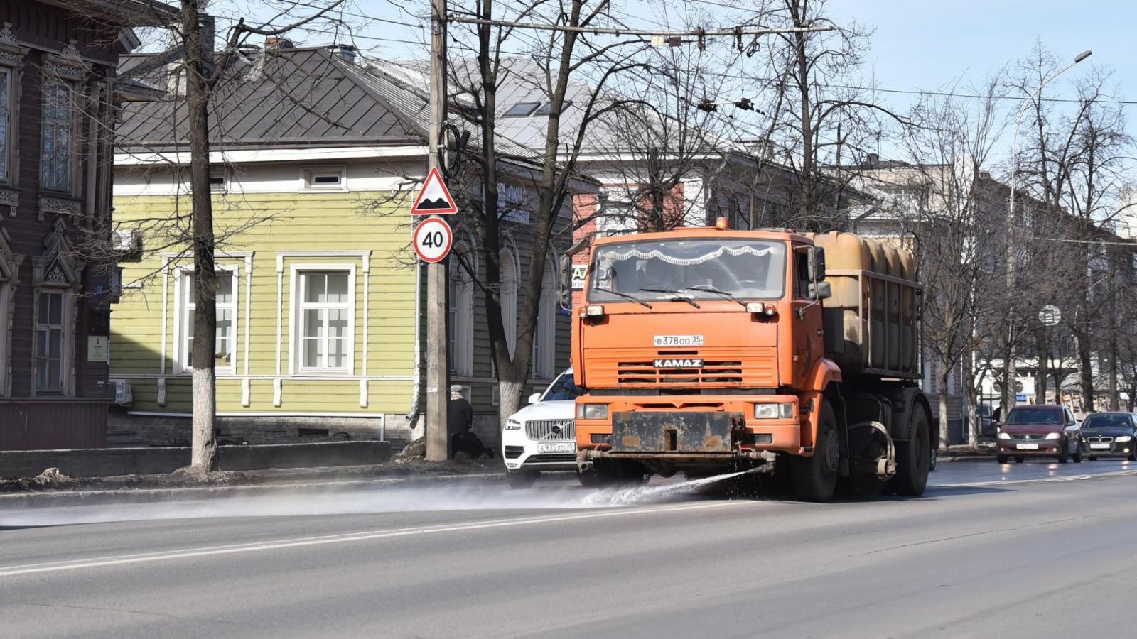 В Вологде начали мыть улицы